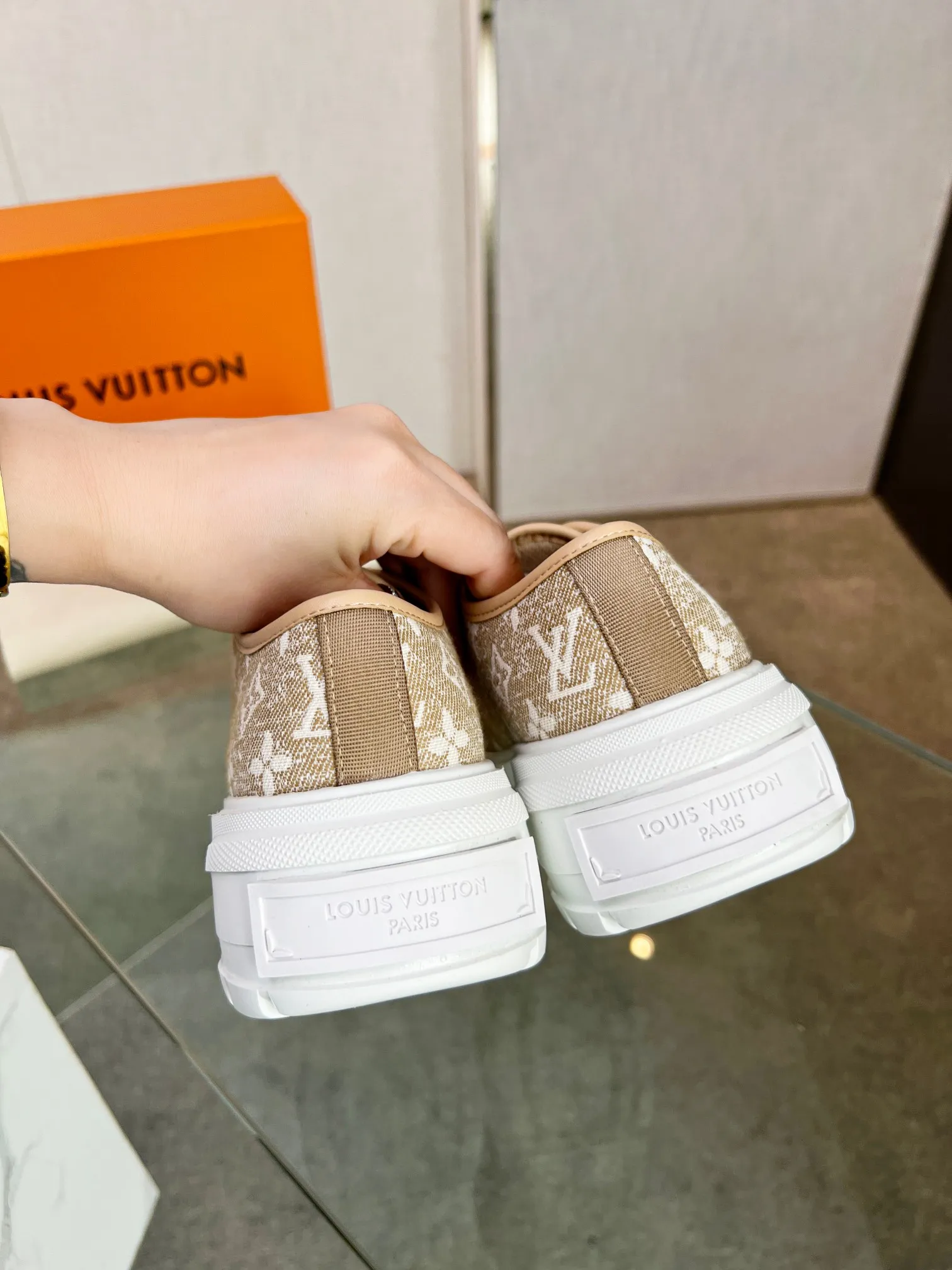 👟👟Ex-factory price 440👟👟 This LV Squad sneaker is made of Monogram denim to stretch out the midsummer comfort. The same color leather outlines the edges, the rubber LV Circle logo embellishes the tongue, and the thick yet lightweight rubber outsole upgrades the comfort again. Yardage: 35-41.